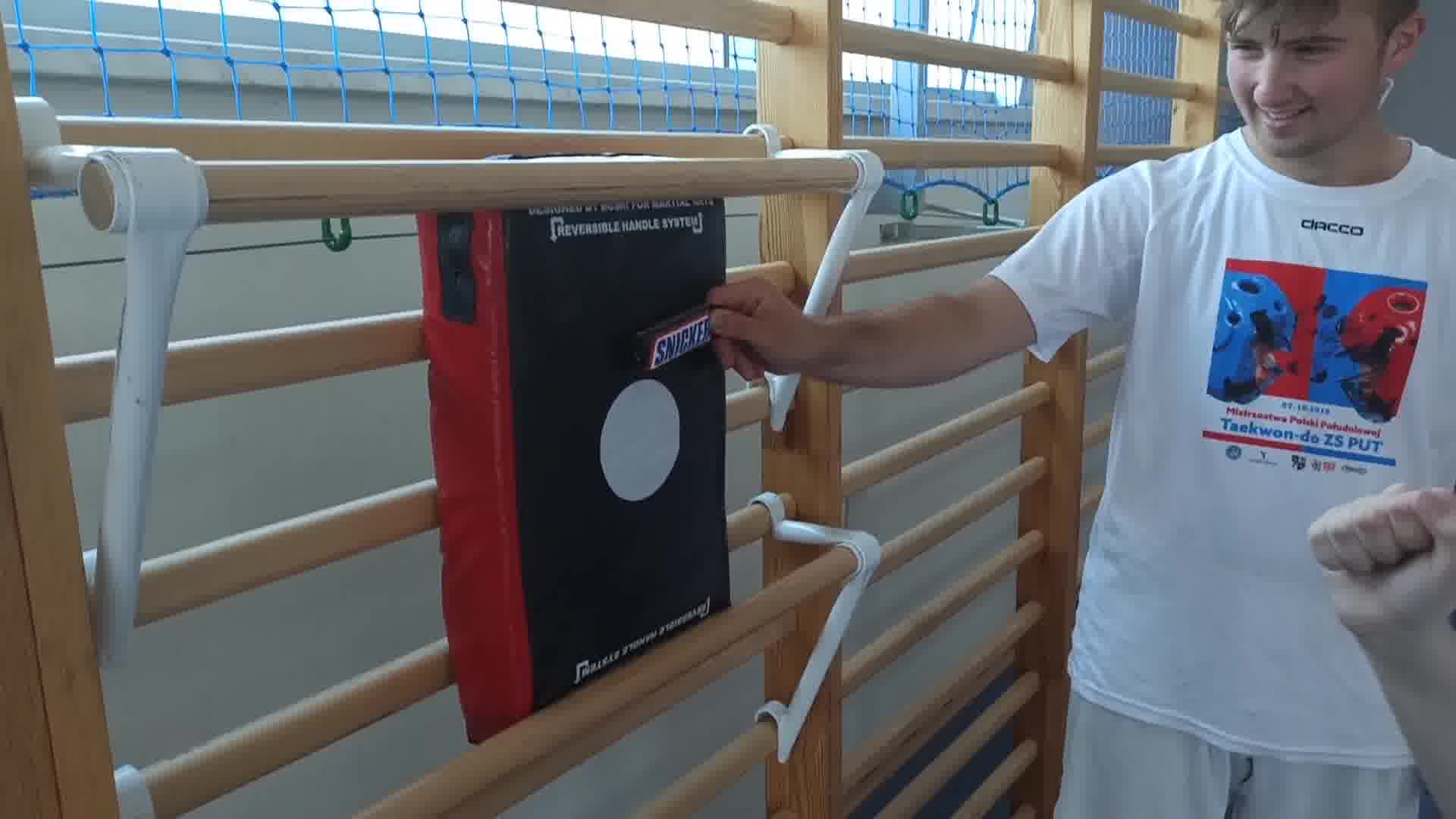 nie gwiazdorz, zjedz snickersa... uderzenia przed i po😂