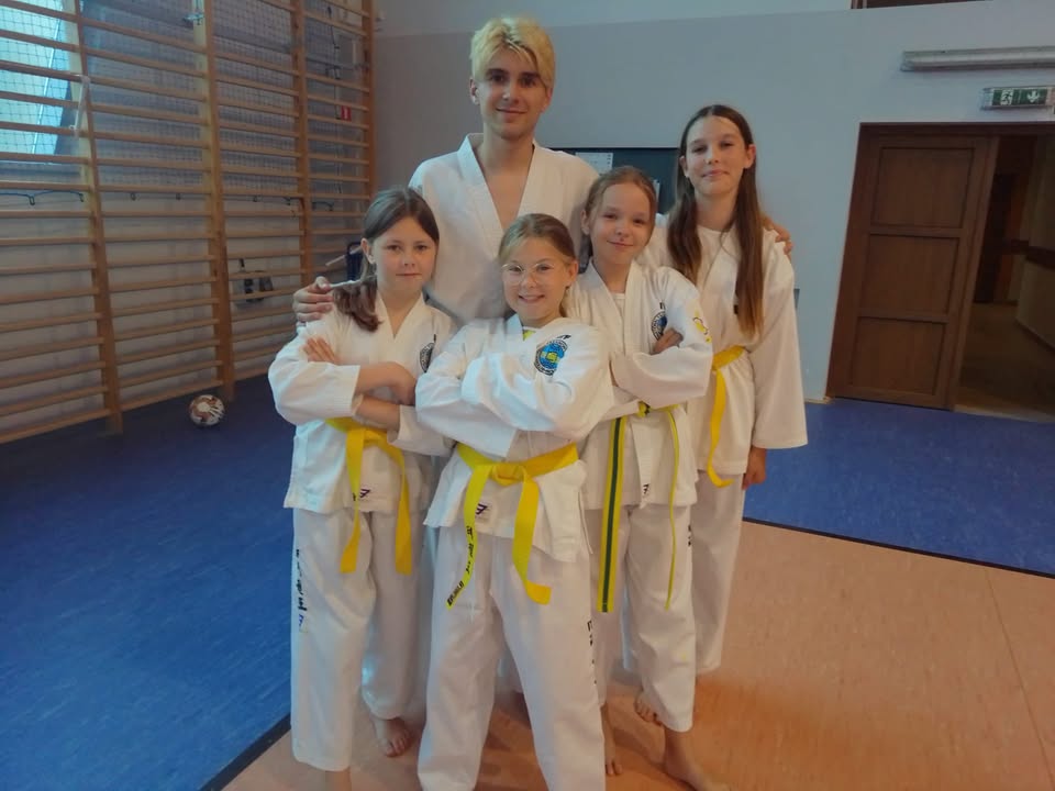 Wczoraj Wiktor zdał na żółty pas.Dzisiaj dziewczynki mają eg...