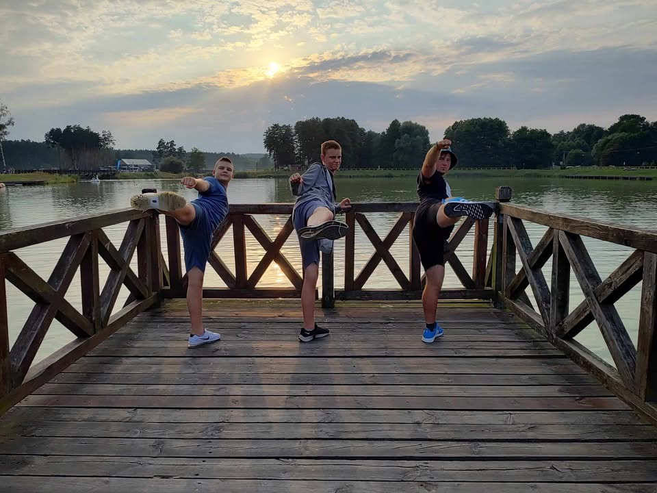 Wiktor, Kubuś i Kazik w drodze na obóz sportowy organizowany...