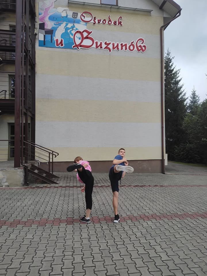 Kuba i Marysia w Krasnobrodzie oczekują na rozpoczęcie obozu...