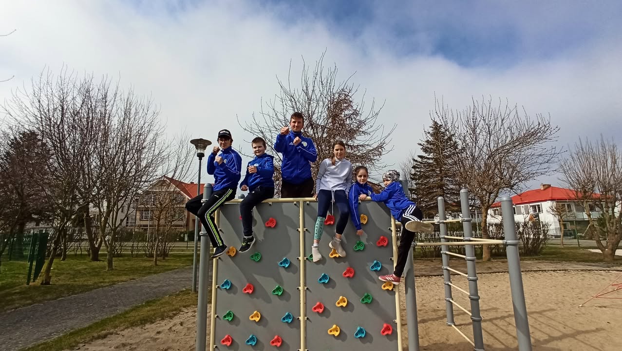 Trening plenerowy na placu zabaw