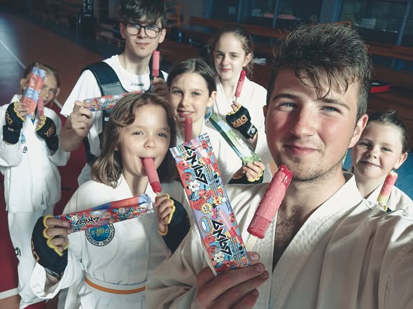Dzień dziecka na treningu. W prezencie obciążniki 1kg na nogę, rękawice żelowe i lody ekipa. A my z Gracj — Klub Taekwon-do Dźwirzyno