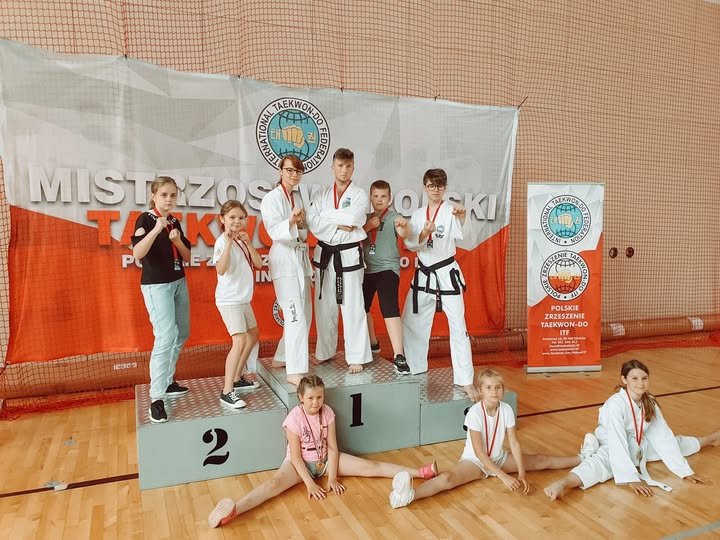 Bilans dnia, Zawody w Oleśnicy. 9 startujacych - 6 medali. 3 złote, 2 srebrne i 1 brąz. Godnie reprezentu — Klub Taekwon-do Dźwirzyno