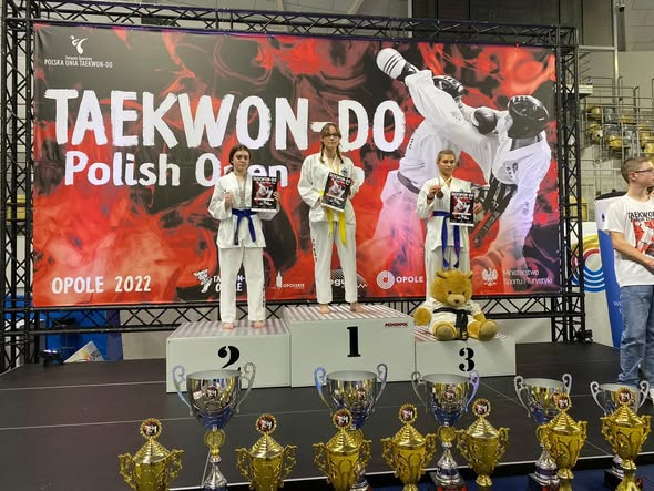 Dzisiaj Kornelia dorzuca złoto w układach i Marysia srebro Ogólny bilans to 4 złota 3 srebra i 1 brąz na  — Klub Taekwon-do Dźwirzyno