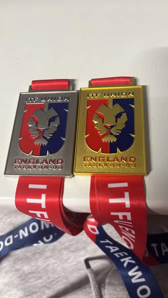 Pamiątka z British Open (złoto i srebro)… Bardzo dziękujemy Klub Samuraj – Darek Habiak, Mikołaj Koźmińsk — Klub Taekwon-do Dźwirzyno