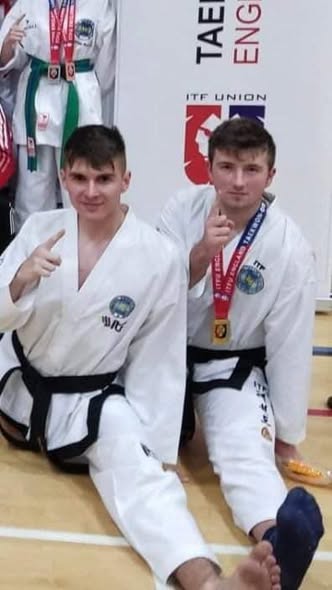 Kończymy bardzo intensywny tydzień. Po występie Gracka i Kazika w British Cup jesteśmy bogatsi o złoto i  — Klub Taekwon-do Dźwirzyno