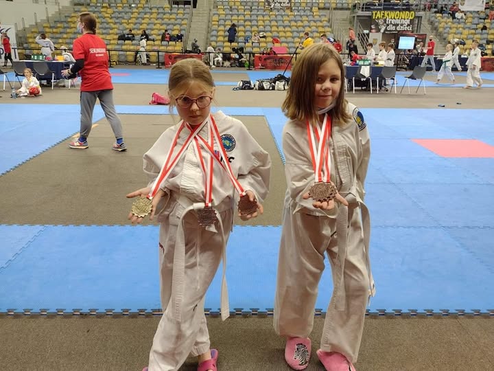 Madzia i Natshka zrobiły swoje - 5 medali 😊 — Klub Taekwon-do Dźwirzyno