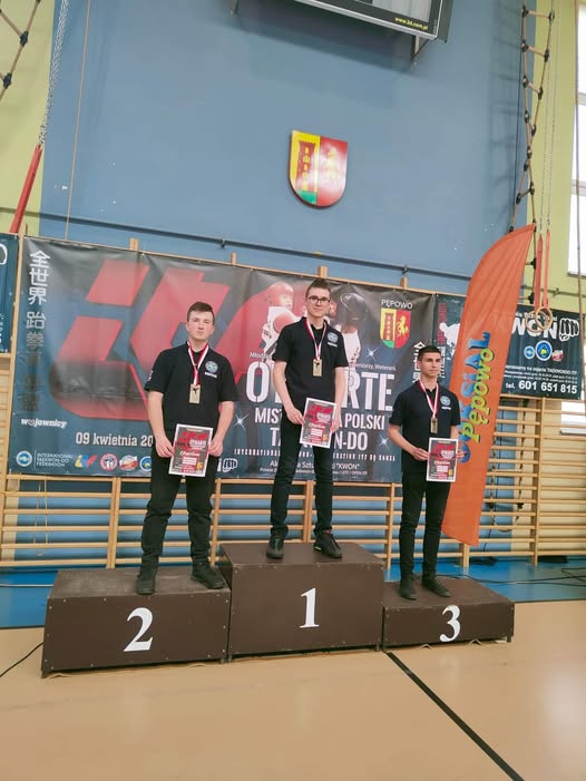 Ja z Kazikiem dorzucamy 6 medali. Bilans z całych zawodów - 28 medali. — Klub Taekwon-do Dźwirzyno