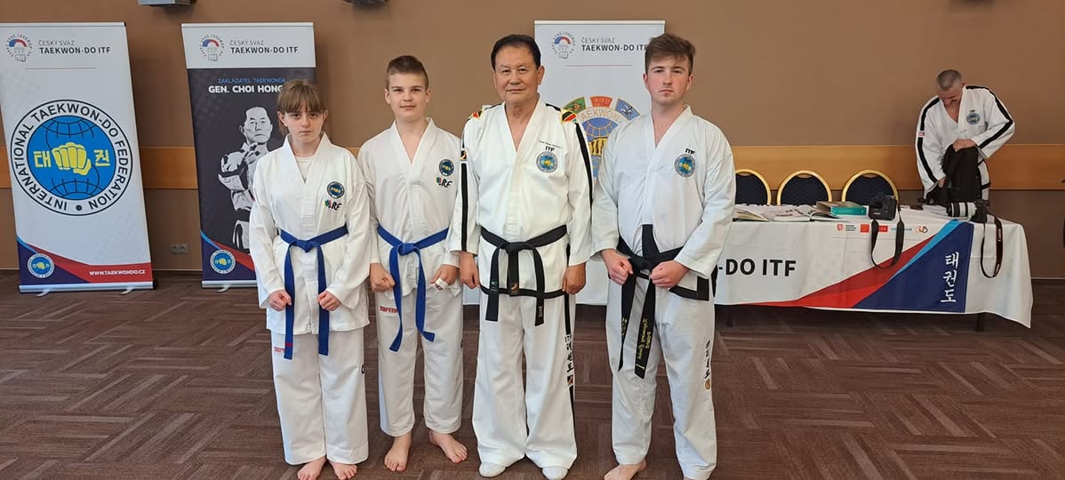 Dziś w nocy wracamy z Seminarium z GM Hwang Ho Yong. Pozdrawiamy z czeskiej Pragi. — Klub Taekwon-do Dźwirzyno