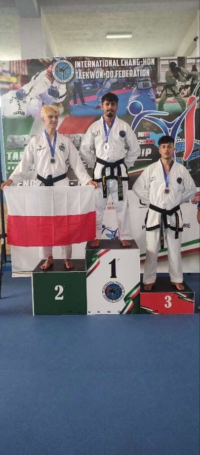 Gracjan srebro układy formalne. Czekamy jutro na walki Kuby. — Klub Taekwon-do Dźwirzyno