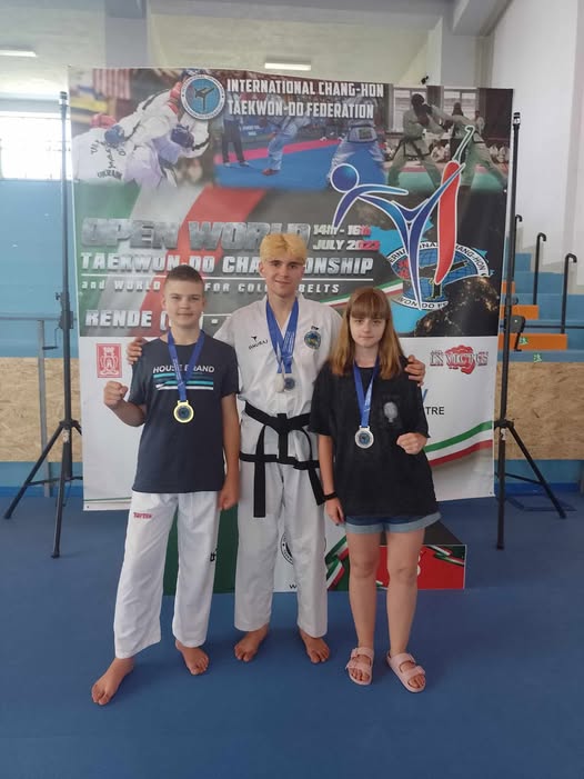 Ten blondyn to Gracus jakby ktoś miał wątpliwości — Klub Taekwon-do Dźwirzyno