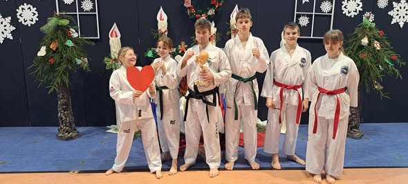 Dziś na treningu, oficjalnie przewiązani pasami — Klub Taekwon-do Dźwirzyno