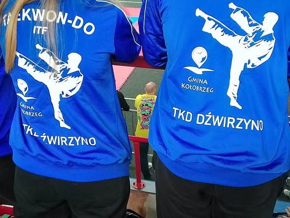 Jesteśmy na MP Karate. Bluzy z logo Gminy Kołobrzeg. Zakupiono z dofinansowania. Bardzo dziękujemy mieszk — Klub Taekwon-do Dźwirzyno