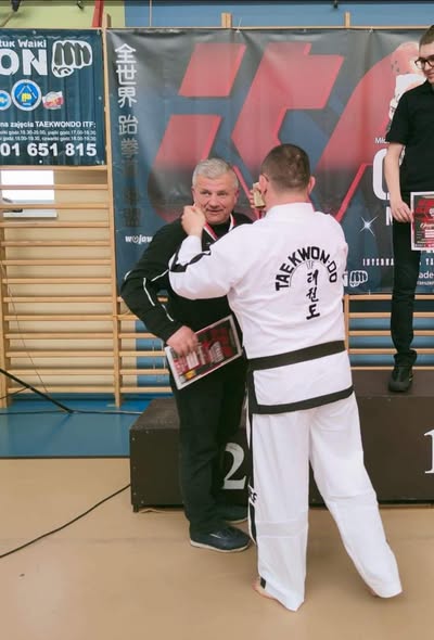 Grzegorz Ciołek, trener Klubu Taekwon-do Dźwirzyno, podczas zawodów